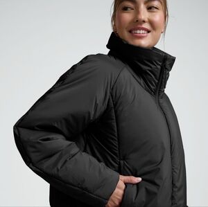 Beyond Yoga Warm Up Puffer Jacket in Black - Size Medium
